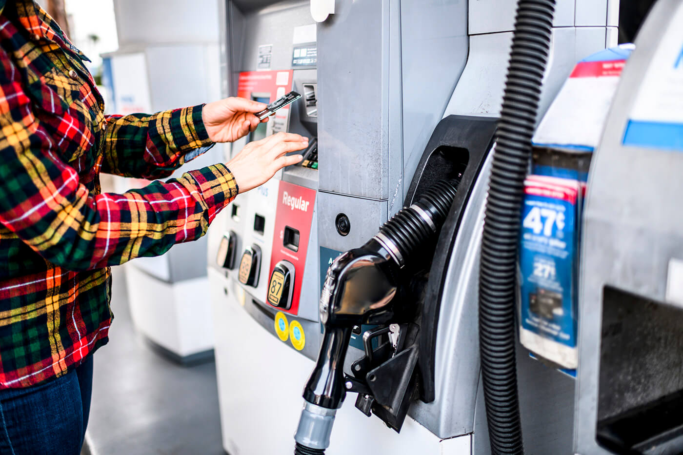 raid Monarch Tage med How to Protect Yourself Against Card Skimmers at Gas Stations - Experian
