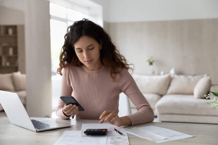 Young woman calculating her fixed income.
